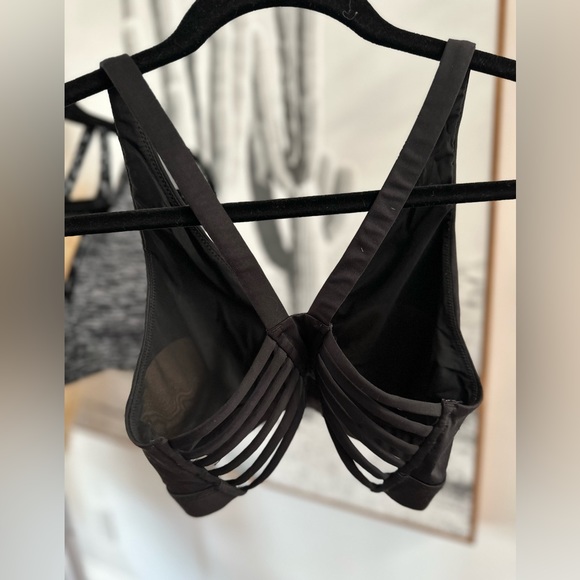 3 Victoria Secret sports bras in size Small. Deep V front. Grey, black & printed - Picture 12 of 15